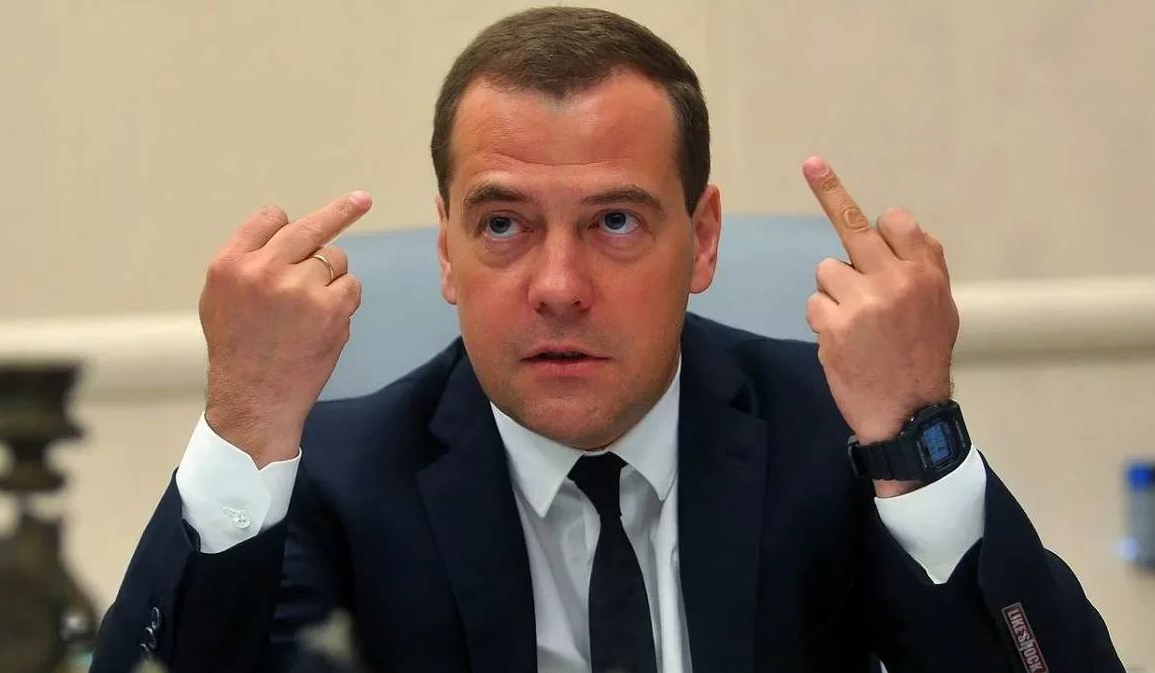 Иллюстрация к статье: Бегущий по лезвию 2024: почему меняется Дмитрий Медведев