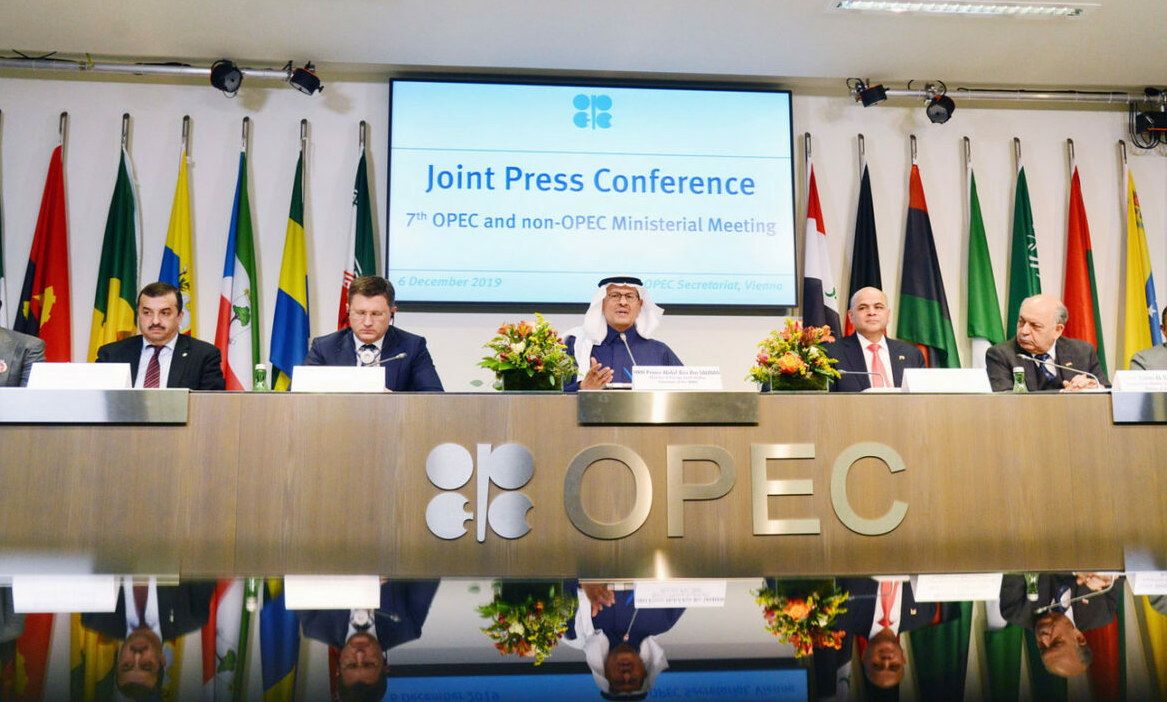 ОПЕК+ сокращает добычу нефти на 2 млн баррелей в сутки