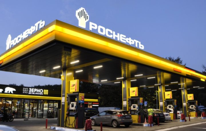 Бензин подорожал на 20,5% с начала года. Как расходы на заправку попадают в цены товаров?
